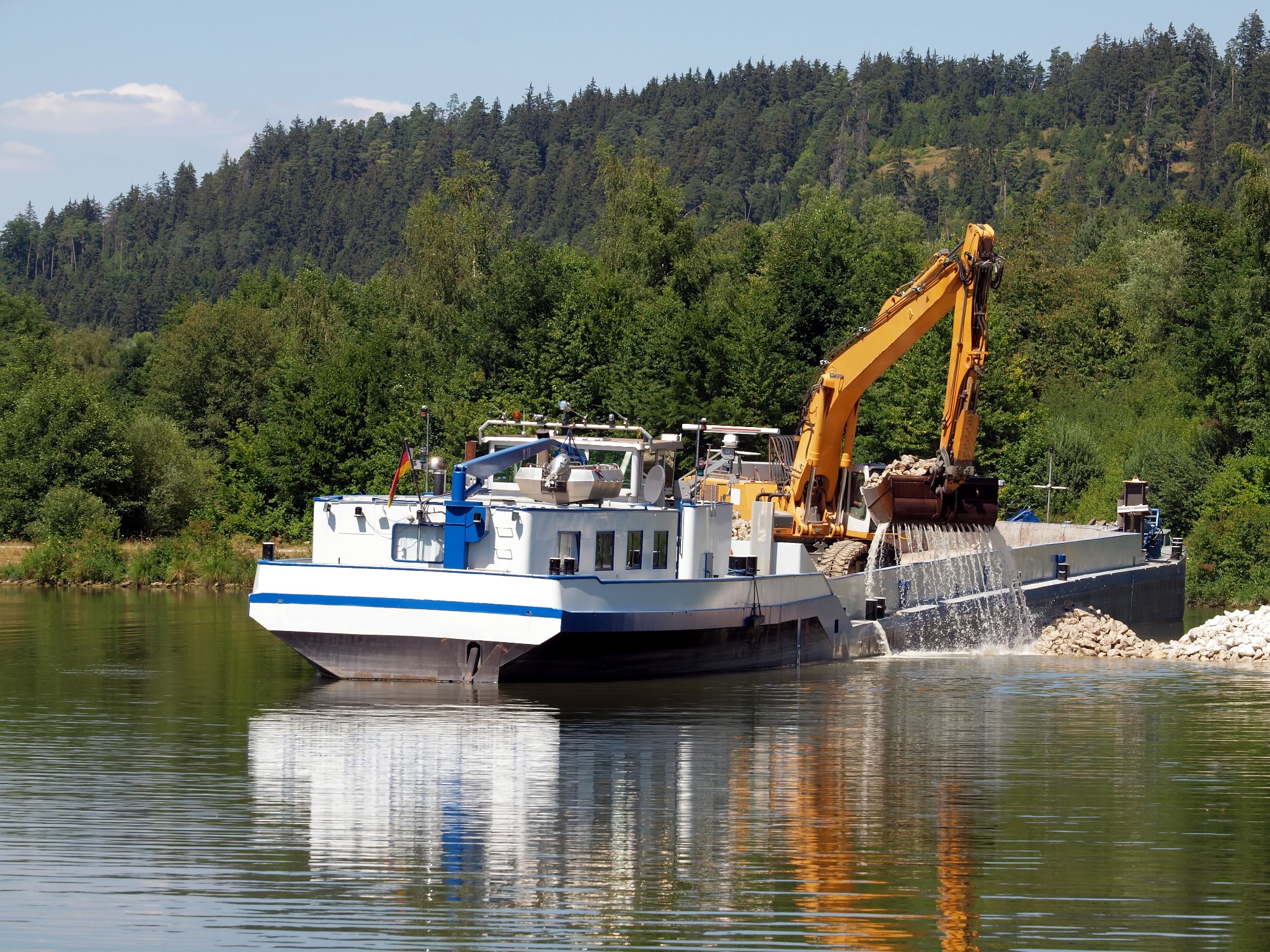 Bateau de travaux en exploitation fluviale