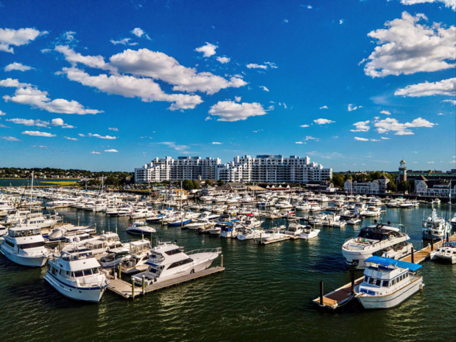 Bateaux de plaisance amarrés dans une marina