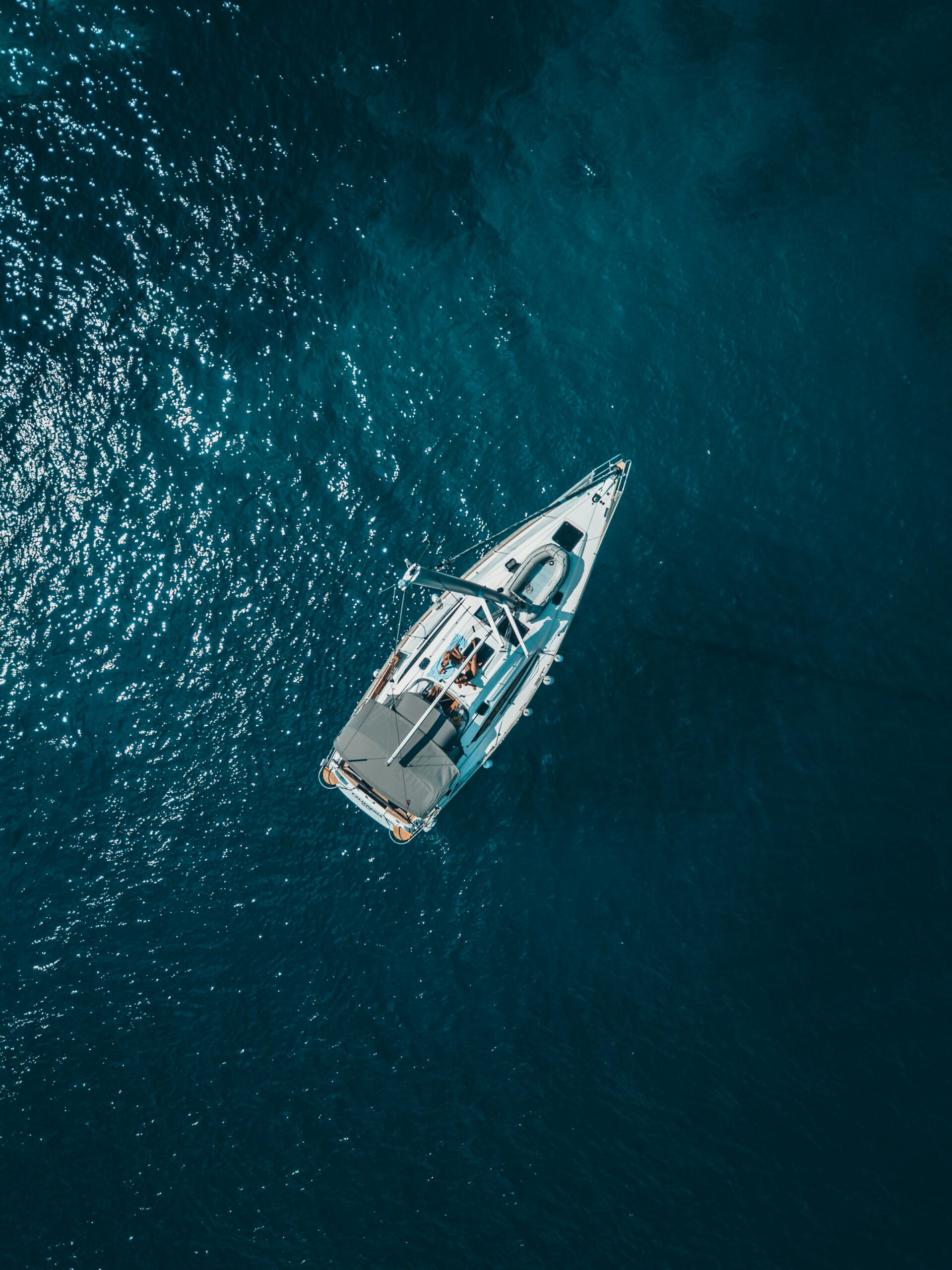 Voilier naviguant sur une mer bleu profond