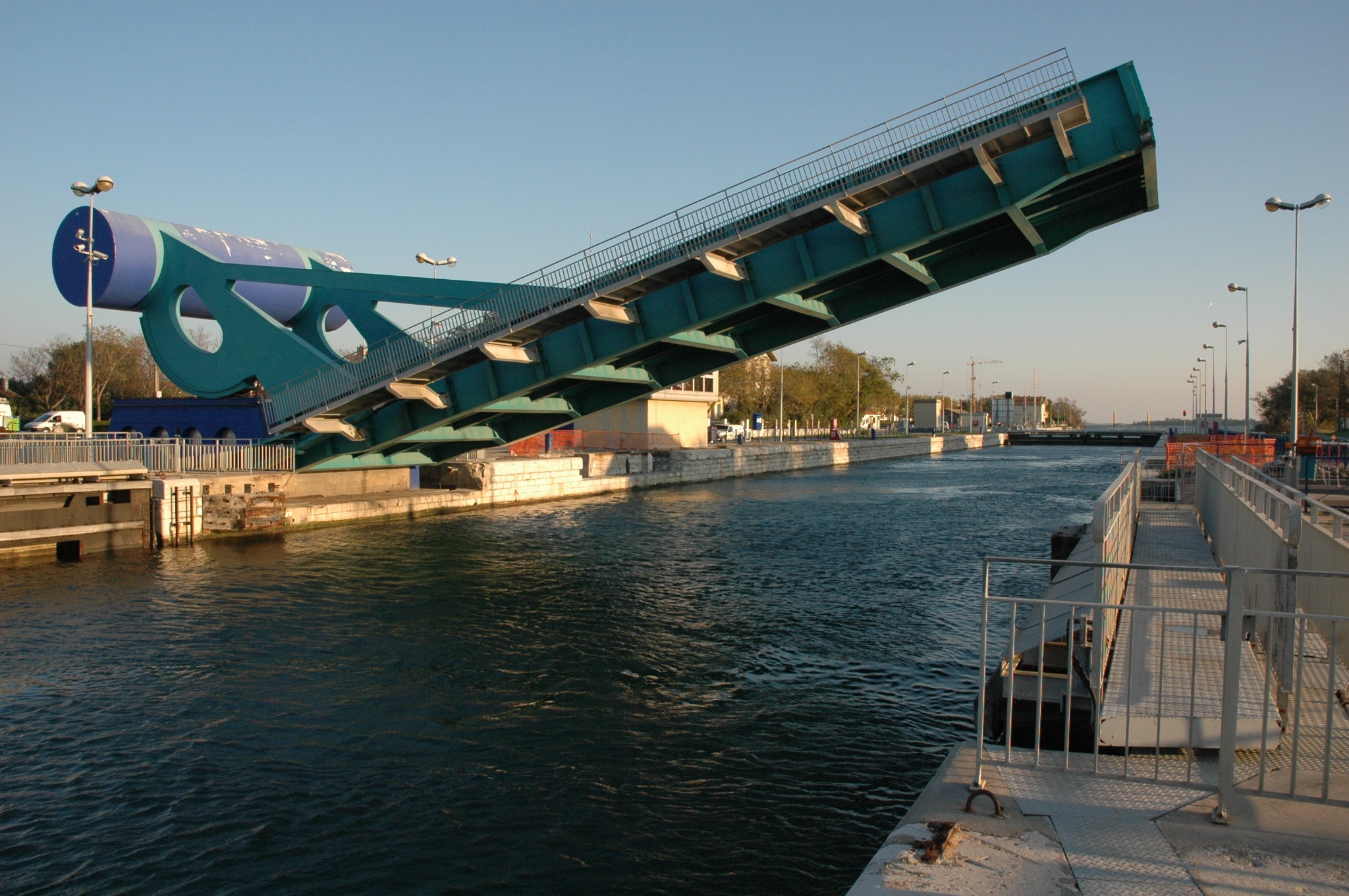 Bateau franchissant un ouvrage mobile sur une voie navigable